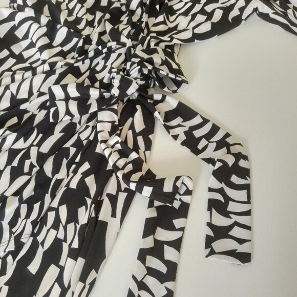 !NEW! MAGGY LONDON Wrap Dress Black and White Print Elegant and Versatil - Picture 3 of 7